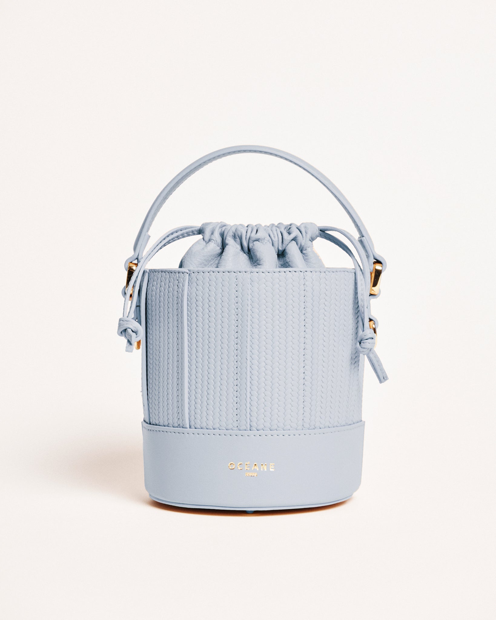 Grace Bucket Bag con tracolla, realizzata interamente in pelle con pochon in nappa.