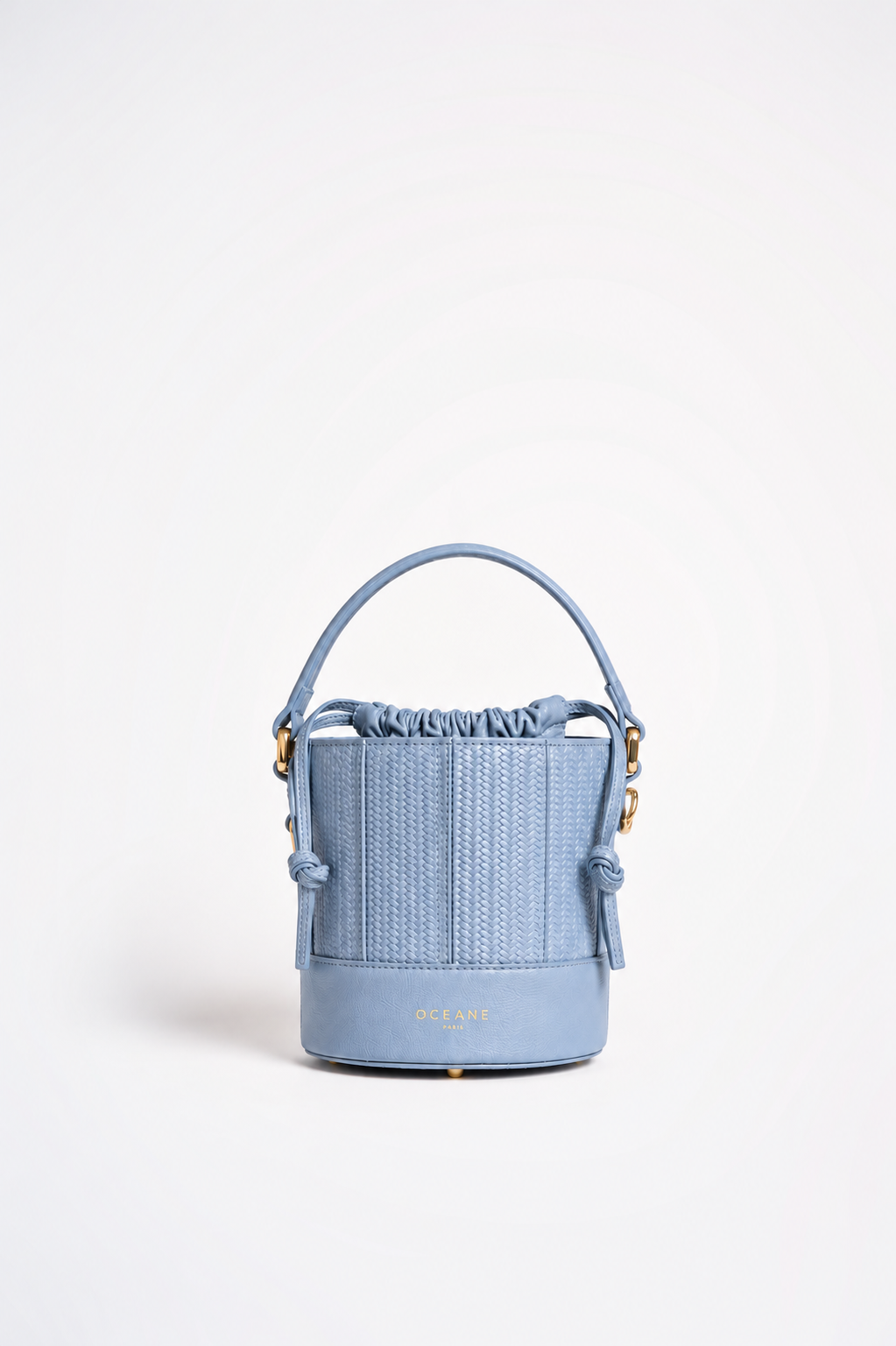 Grace Bucket azzurra di Oceane Paris, vista frontale con manico in pelle e chiusura a coulisse.