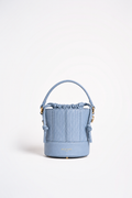 Grace Bucket azzurra di Oceane Paris, vista frontale con manico in pelle e chiusura a coulisse.