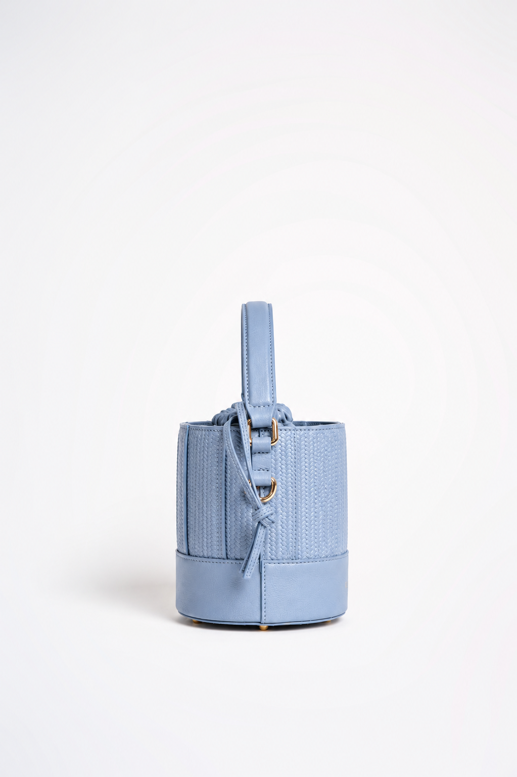 Grace Bucket azzurra di Oceane Paris, vista laterale con manico in pelle e cordoncino di chiusura.