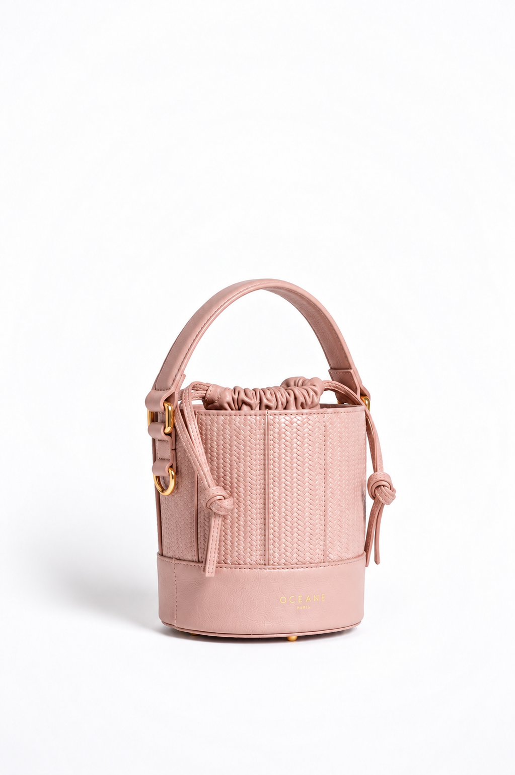 Grace Bucket rosa cipria di Oceane Paris, vista di tre quarti senza tracolla, con manico e chiusura a coulisse.