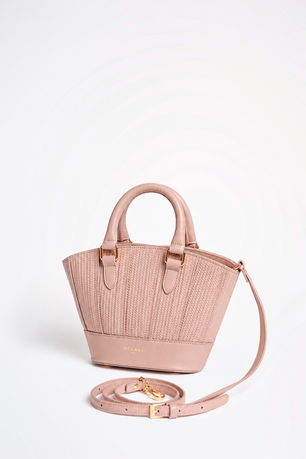 Jade Bag rosa cipria di Oceane Paris, vista di tre quarti con tracolla rimovibile e dettagli dorati.